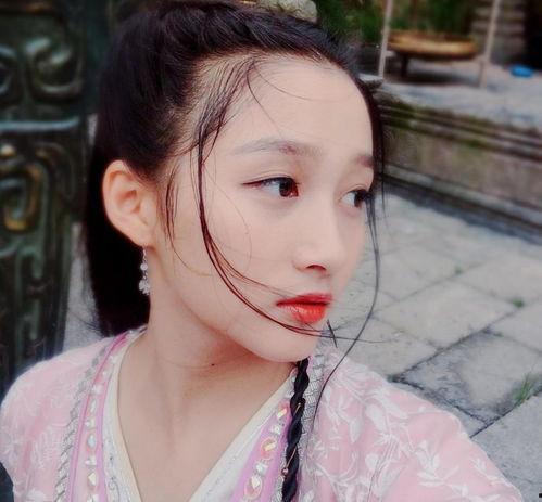 大话娱乐吃瓜美少女视频,揭秘“吃瓜美少女”视频背后的热点事件